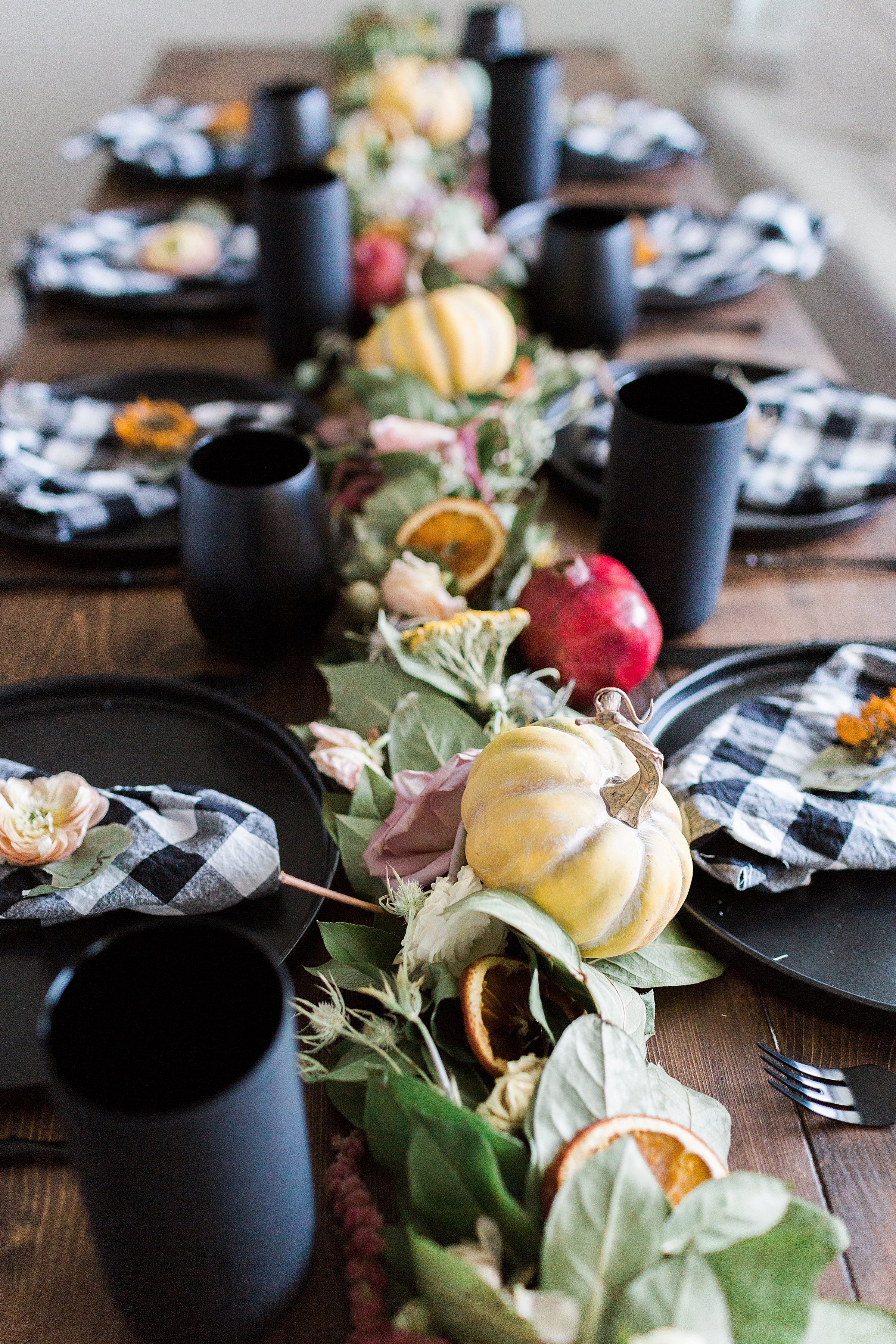 fall dining ideas with dried garland