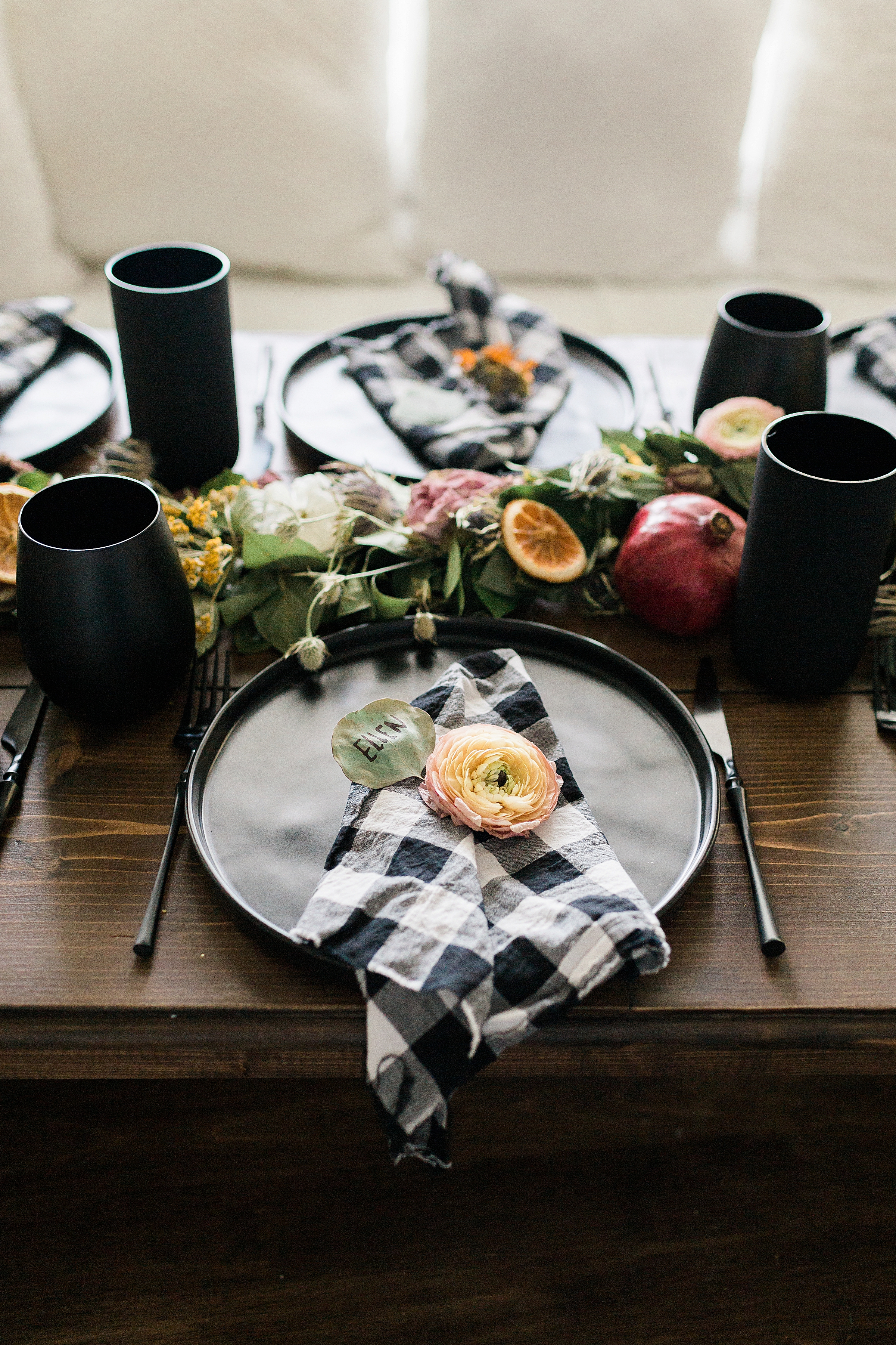 fall dining ideas with dried garland